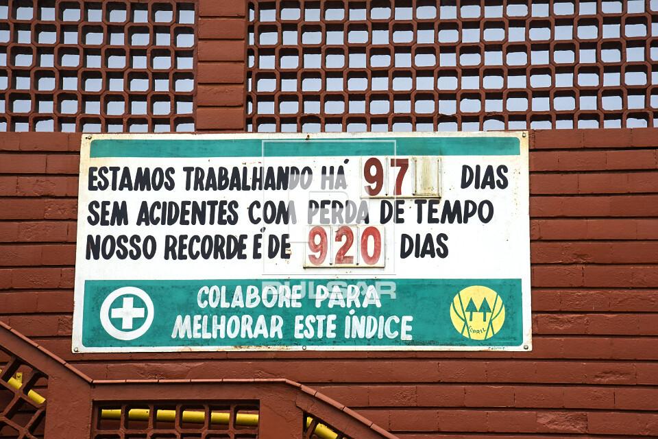 Cartaz de contagem de dias de trabalho sem acidentes na COPRIL Cooperativa dos Produtores Rurais da cidade - 