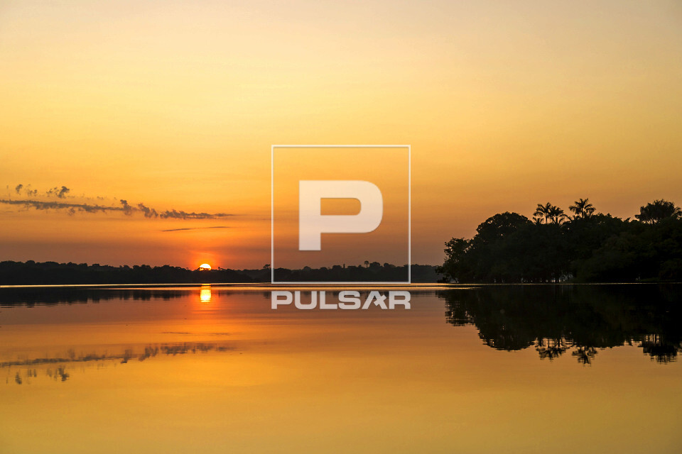 Paisagem do amanhecer no rio Castanho