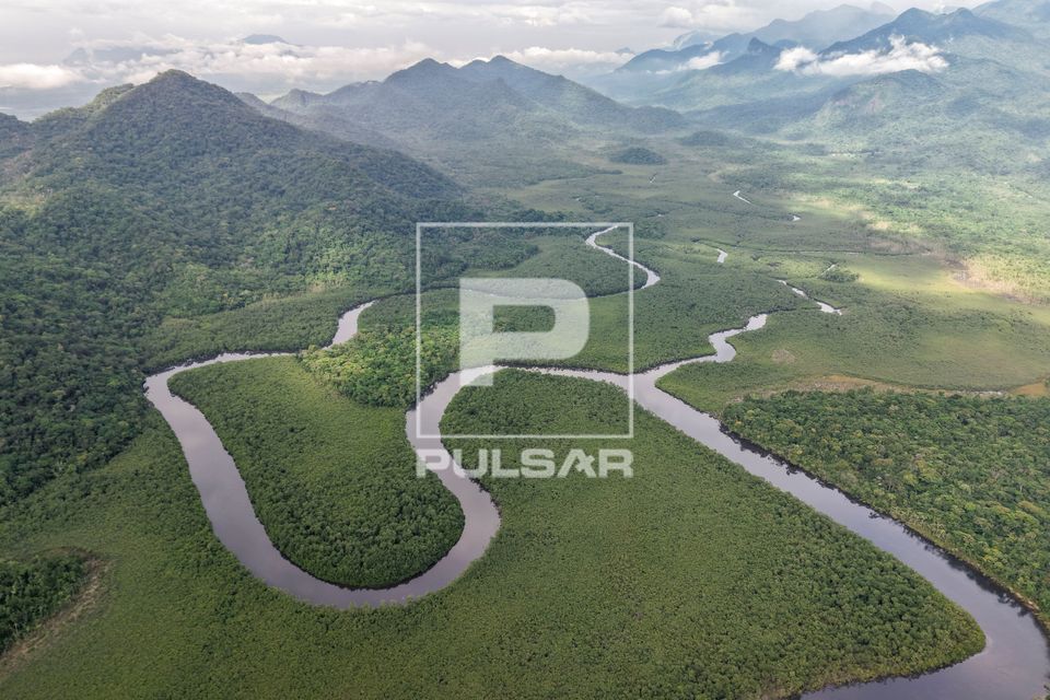 Vista de drone do Rio Guaraú - Parque Estadual do Itinguçu - Mosaico de Unidades de Conservação - Estaçã