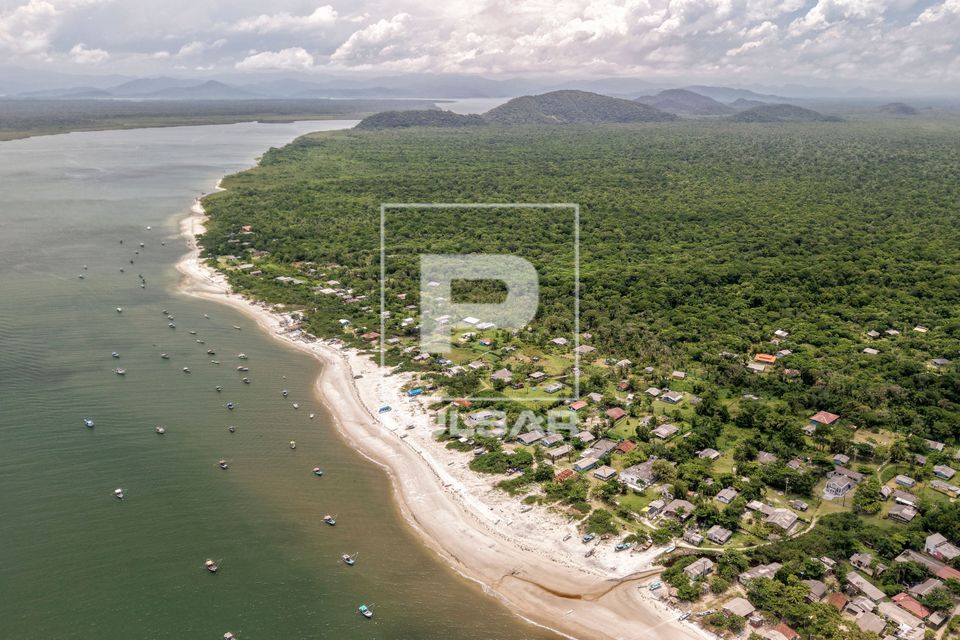  Vista de drone de casas na Vila do Superagui - comunidade caiçara na ponta sul da Ilha do Superagui - Parque