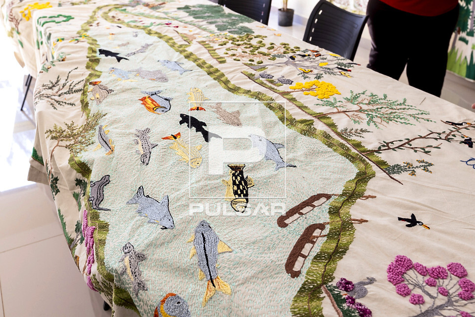 Bordados feitos em tecido na sala das bordadeiras da Samarra