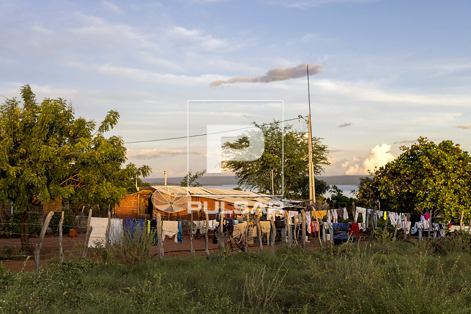 Roupas secando em cerca na zona rural