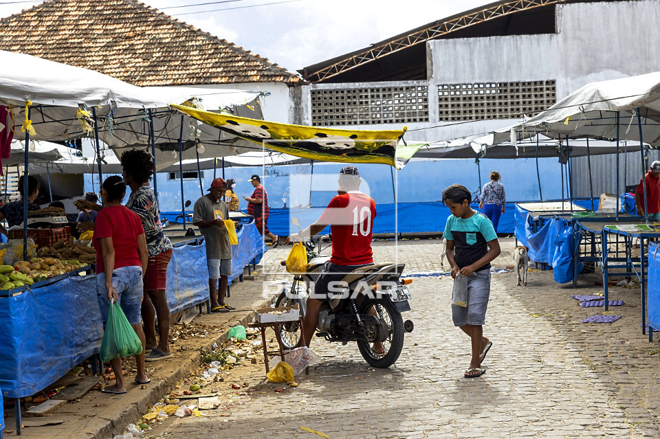 Pessoas em feira livre no centro da cidade