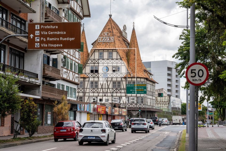 Castelinho Havan - antigo Castelinho Moellmann na Avenida Presidente Castelo Branco com placa de limite de vel