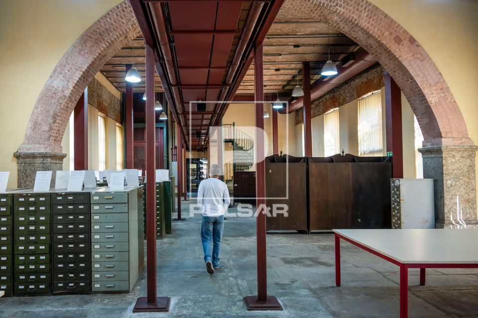 Vista interna da sala de pesquisa e arquivos do Arquivo Nacional