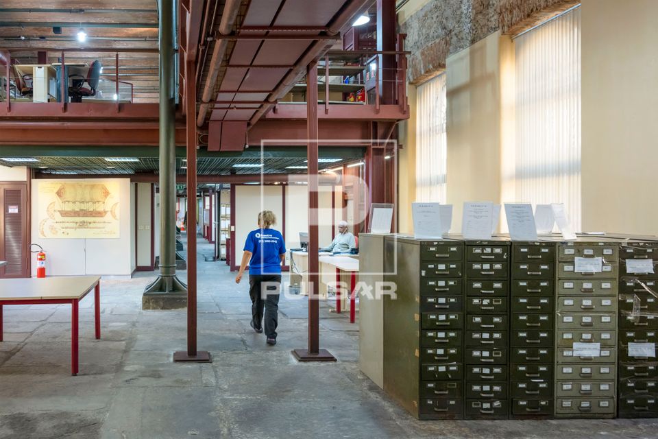 Vista interna da sala de pesquisa e arquivos do Arquivo Nacional