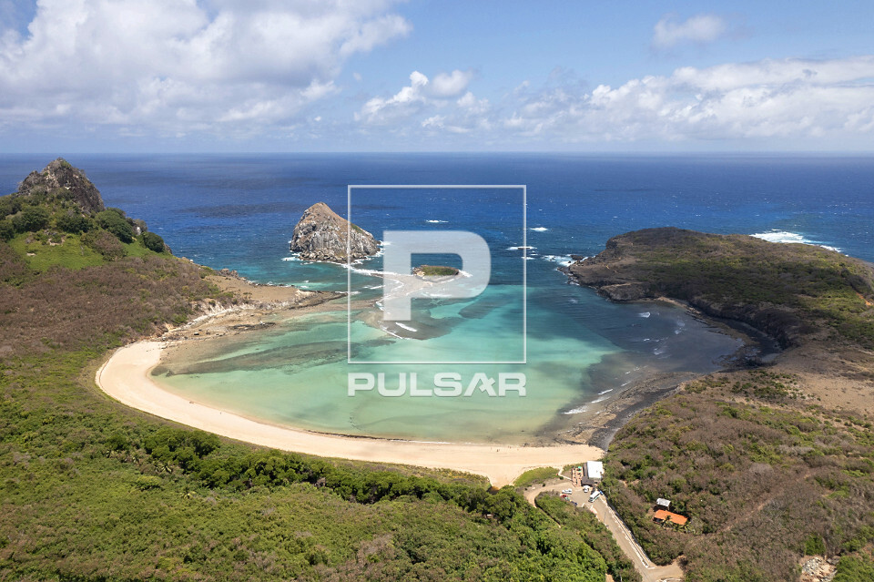 Vista de drone da Praia do Sueste - Parque Nacional Marinho de Fernando de Noronha