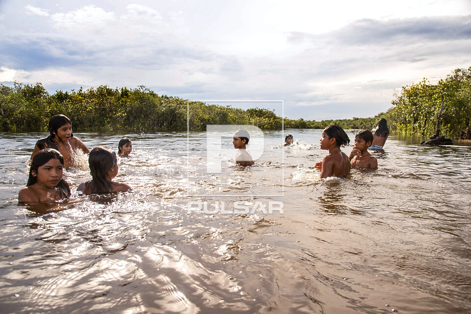 Crianças indígenas no rio Tuatuari - aldeia Tuatuari - etnia Yawalapiti ...