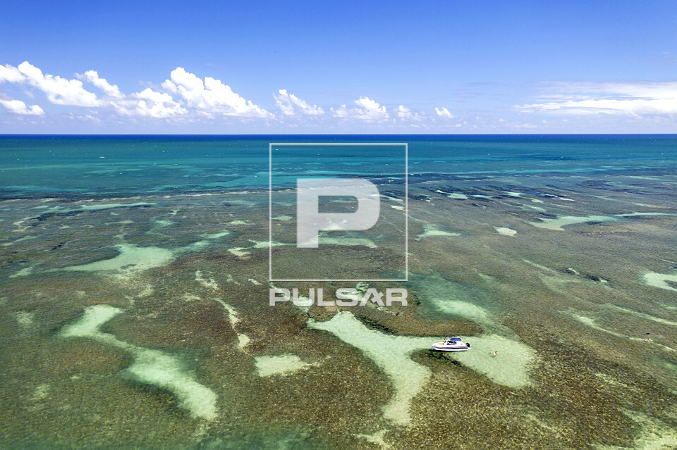 Vista de drone das piscinas naturais de Igarassu