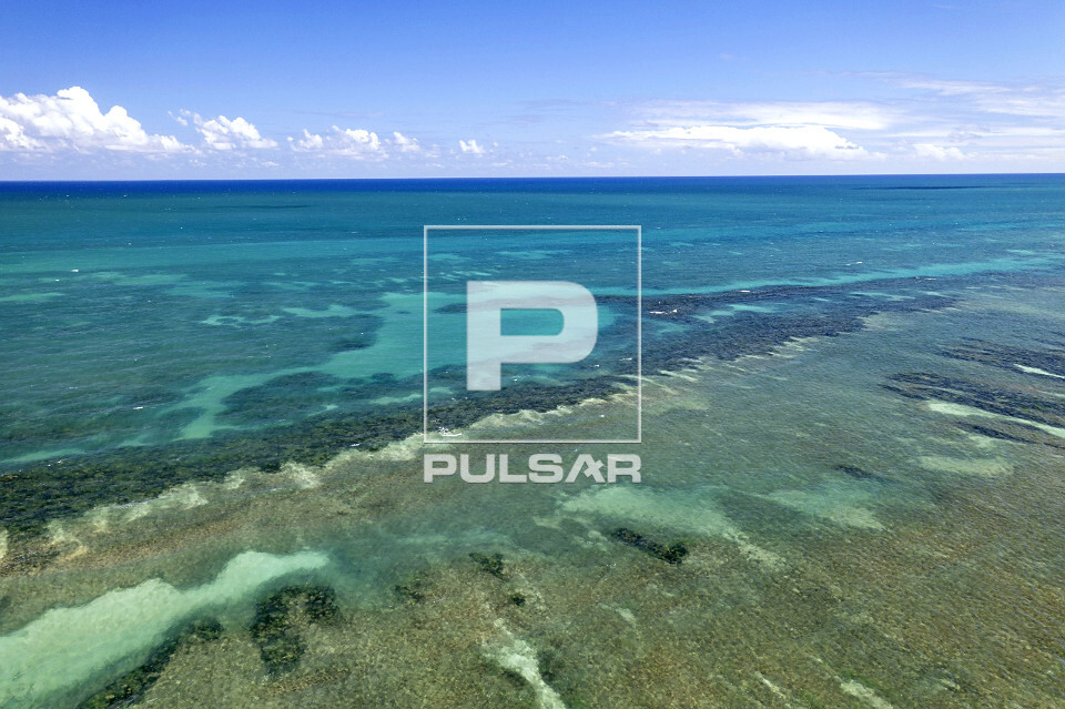 Vista de drone das piscinas naturais de Igarassu