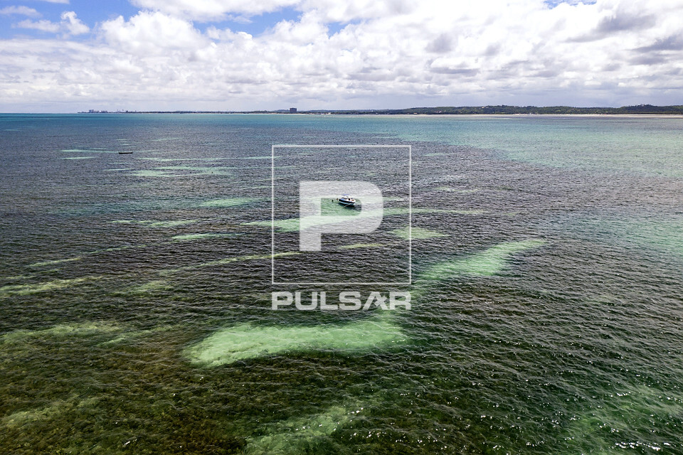 Vista de drone das piscinas naturais de Igarassu formadas entre recifes