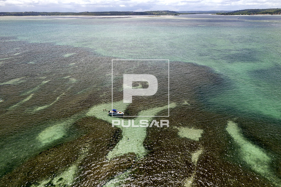 Vista de drone das piscinas naturais de Igarassu formadas entre recifes