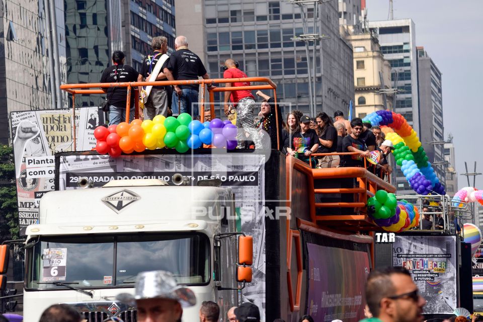 Participantes da 29ª Parada do Orgulho LGBTQI+ Gays , Lésbicas , Bissexuais e Transexuais na avenida Paulist