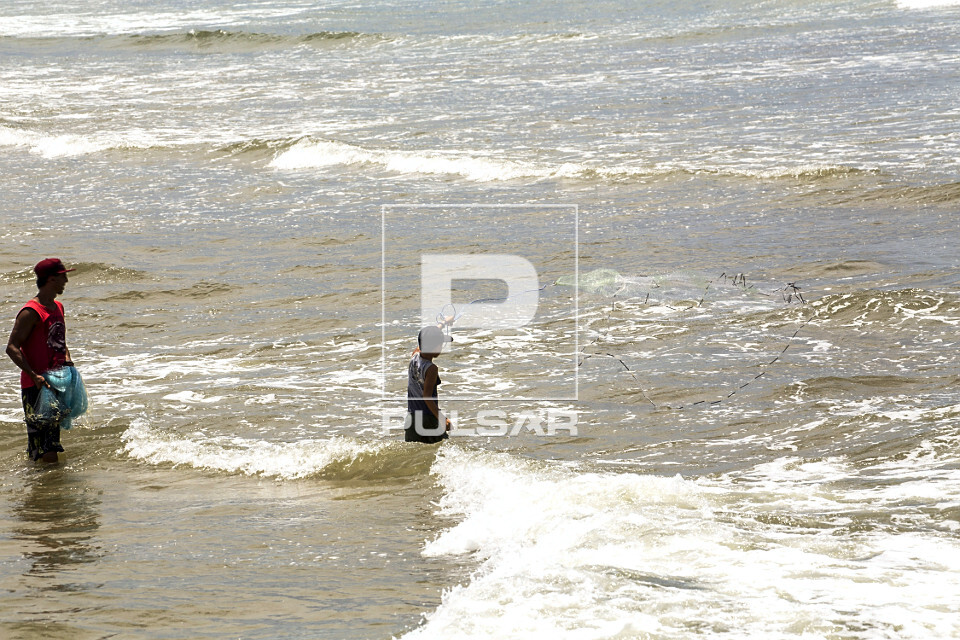 Pescador ensinando arremesso de rede de pesca ao filho - 