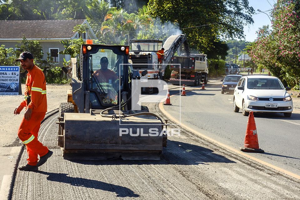 Obras de recapeamento do asfalto no centro da cidade - 