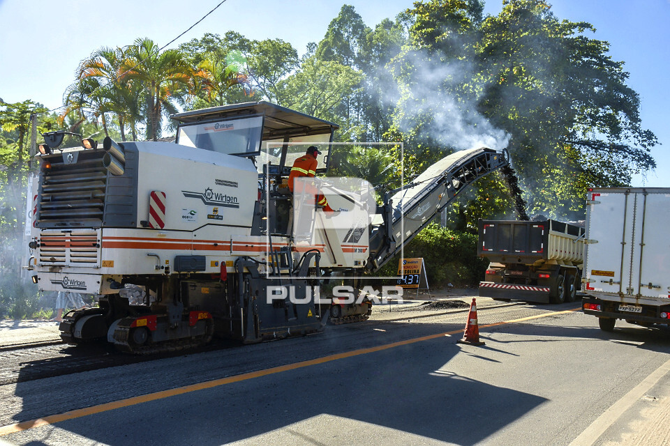Obras de recapeamento do asfalto no centro da cidade - 