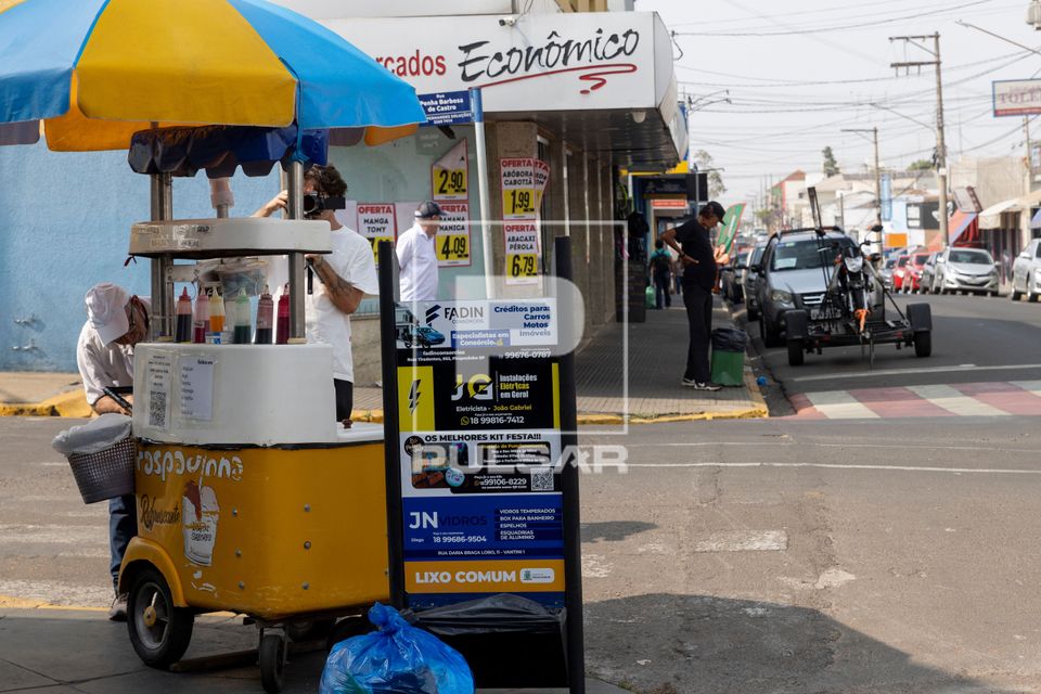 Vendedor ambulante de raspadinha na rua Rui Barbosa - centro da cidade