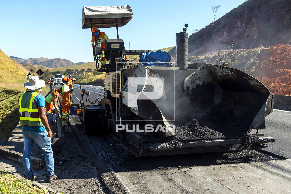 Vibro acabadora de asfalto em obra de recapeamento na Rodovia Presidente Dutra BR-116