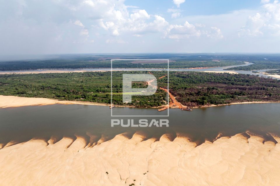 Vista de drone de porto da balsa na margem do rio Araguaia