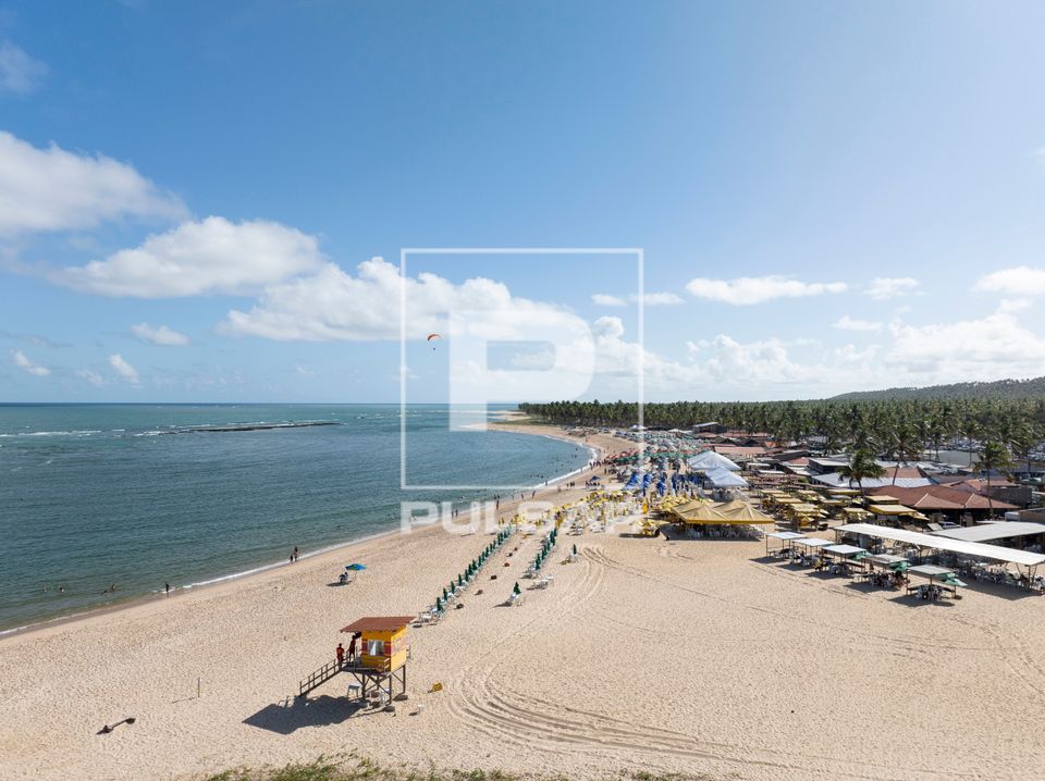 Vista de drone da praia do Gunga com posto de guarda vidas