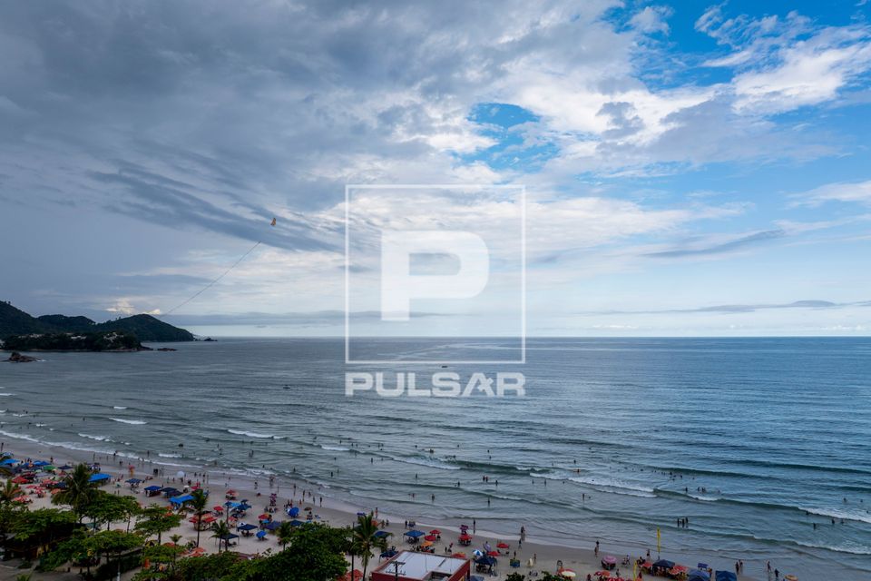 Vista de drone de banhistas na Praia Grande 