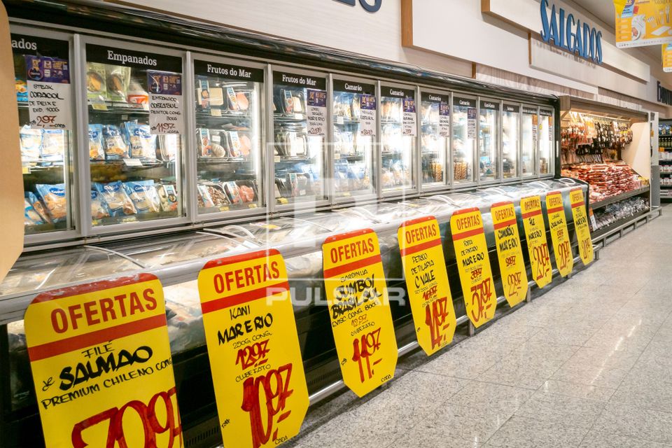 Peixes e frutos do mar em oferta em supermercado 