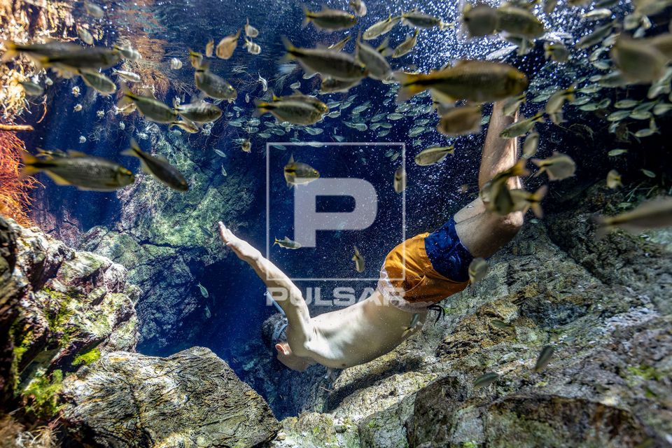 Ecoturista entrando em caverna submersa na nascente do Rio Chapeninha 