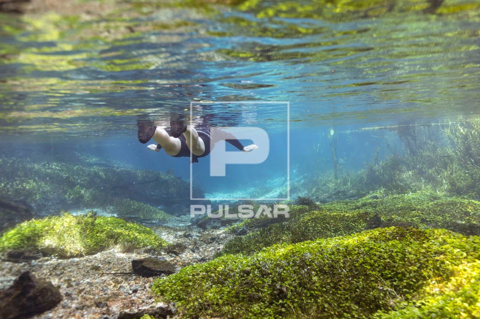 Ecoturista praticando mergulho livre no Rio Sucuri