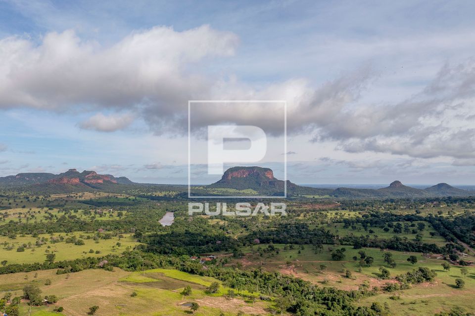Vista de drone do rio Aquidauana ao centro e ao fundo Morro Azul na Serra de Maracaju - Pantanal Sul