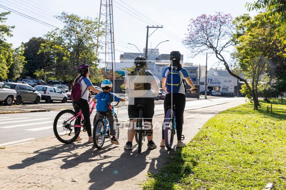 Estudantes de 06 a 13 anos a caminho da escola de bicicleta
