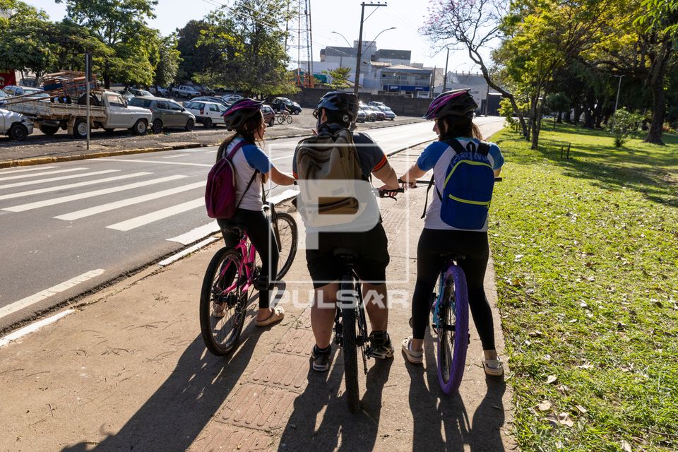 Estudantes de 11 a 13 anos a caminho da escola de bicicleta