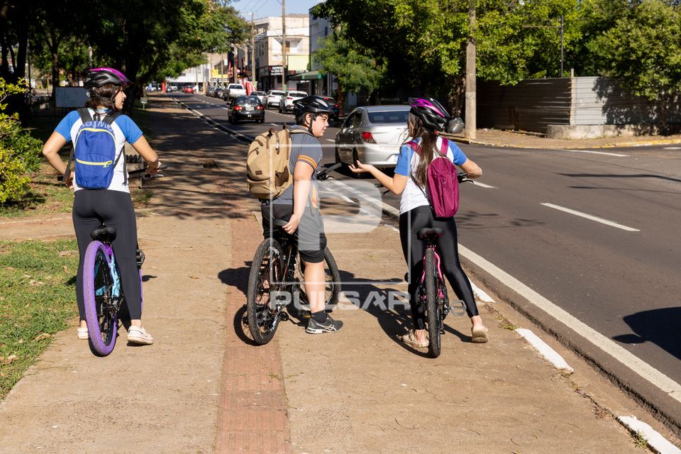 Estudantes de 11 a 13 anos a caminho da escola de bicicleta