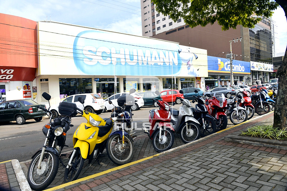 Motocicletas estacionadas em canteiro central - centro da cidade