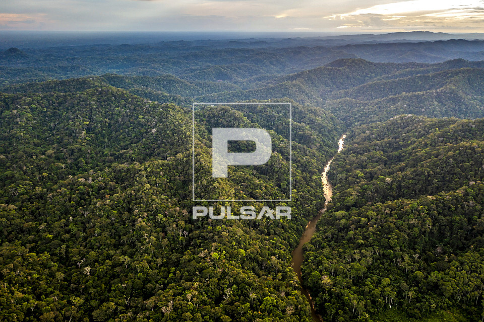 Vista de drone do rio Moa entre escarpas de montanhas ao entardecer - Parque Nacional da Serra do Divisor - 