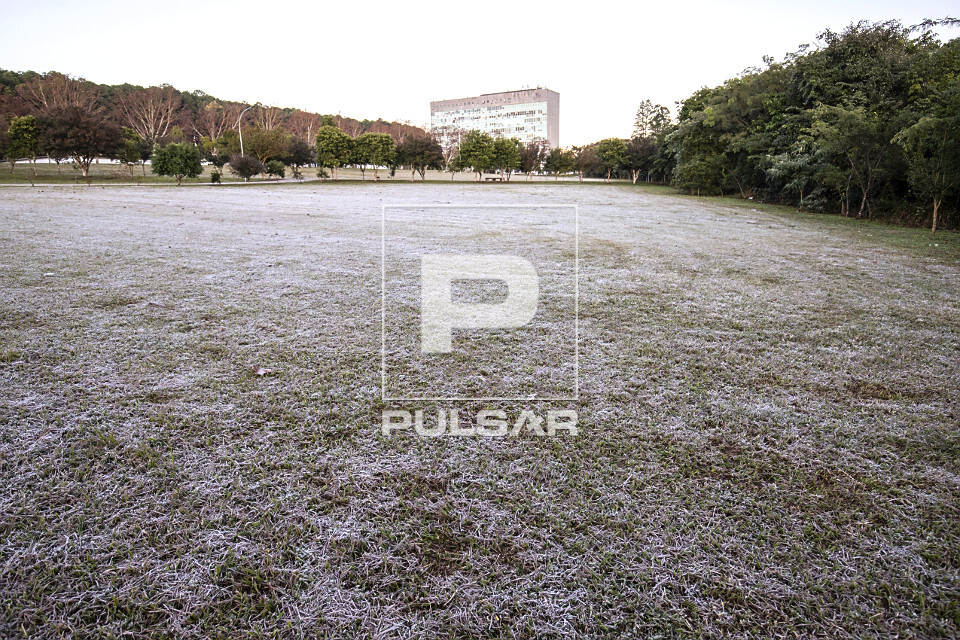 Orvalho congelado no campus da UFSM Universidade Federal de Santa Maria