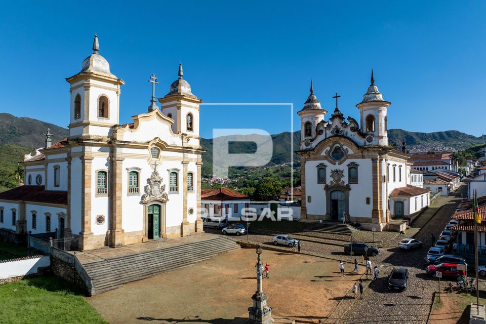 Vista de drone da Igreja de São Francisco de Assis - à esquerda e Igreja de Nossa Senhora do Carmo - à dire