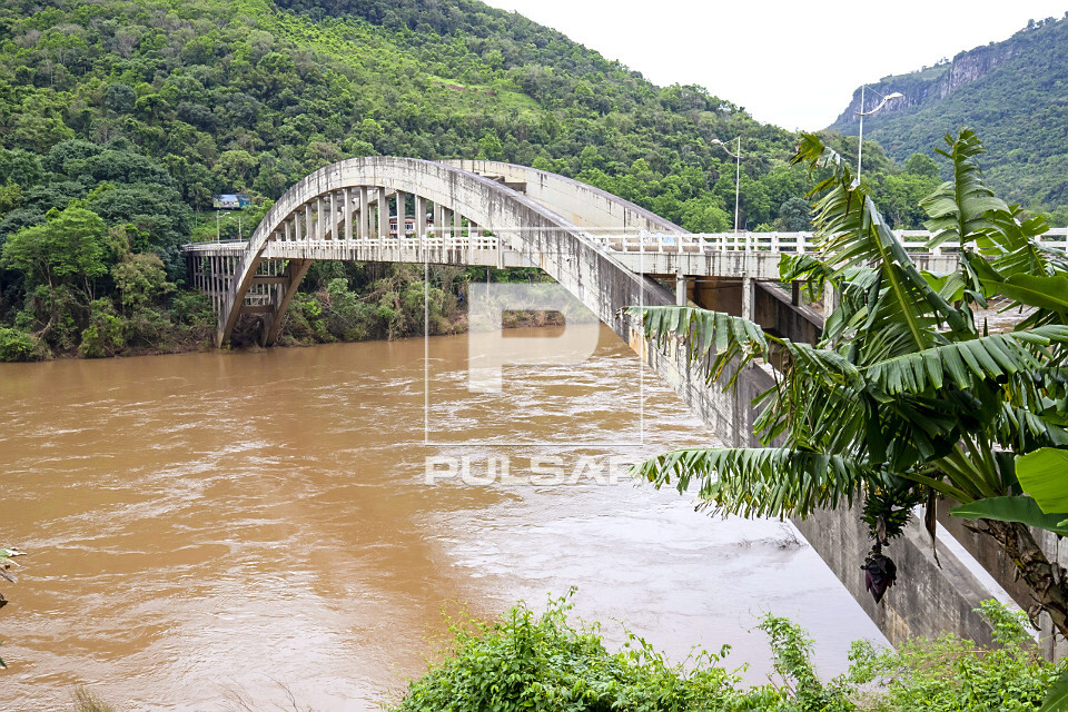 Ponte Ernesto Dorneles sobre o Rio