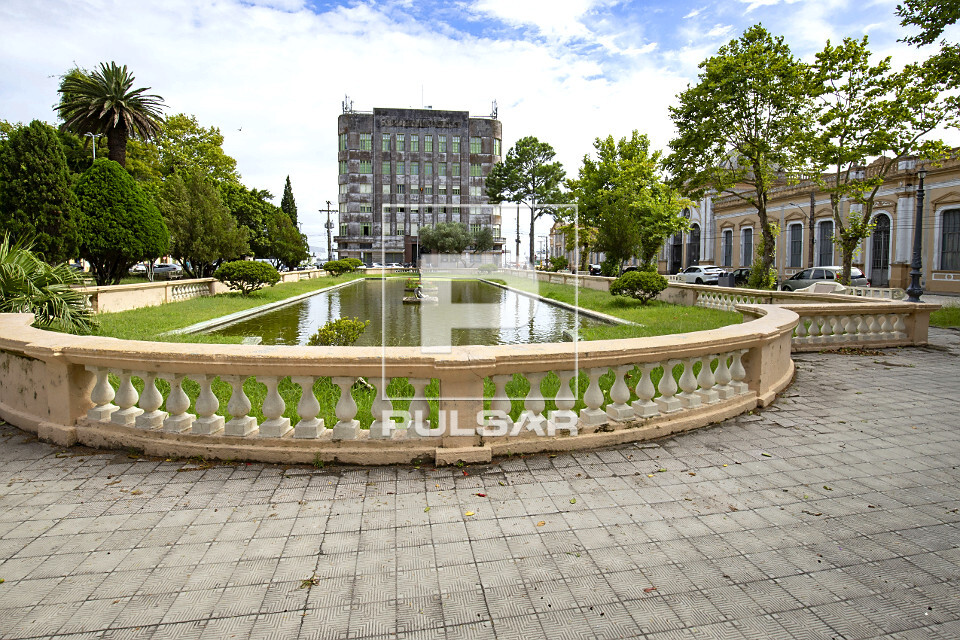 Espelho d'água na Praça Xavier Ferreira - à direita prédio da alfândega ...