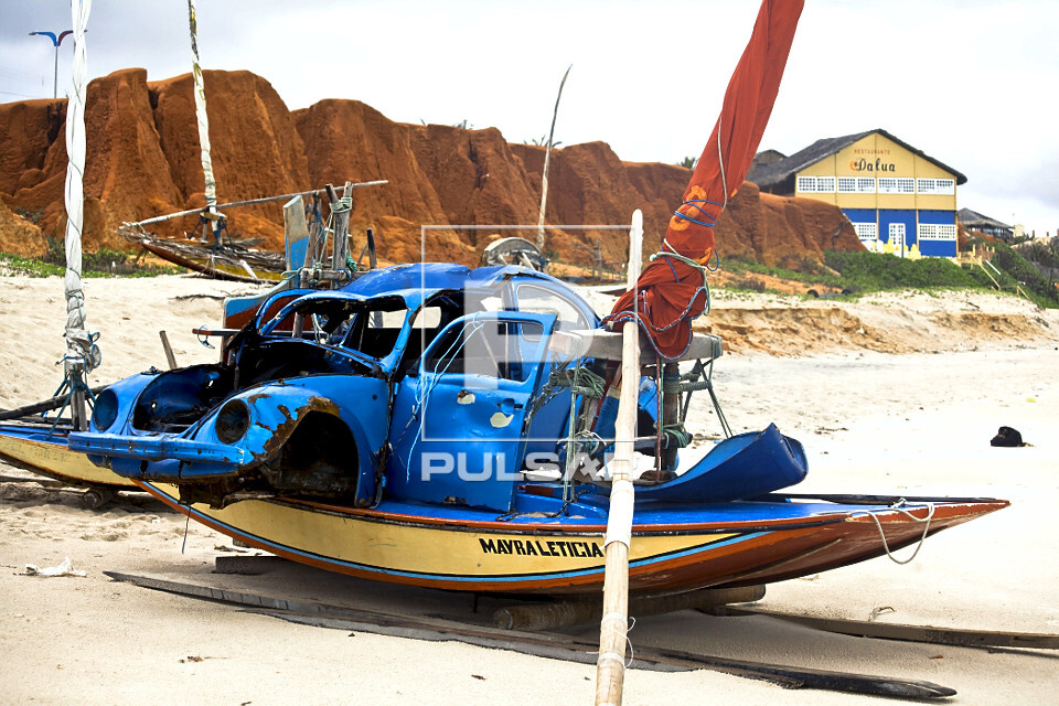 Carroceria de fusca em jangada na Praia de Canoa Quebrada