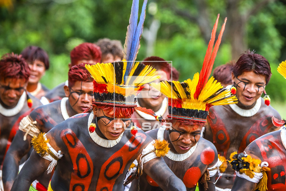 ind-genas-da-etnia-kamaiur-com-pintura-corporal-e-adere-os-no-ritual