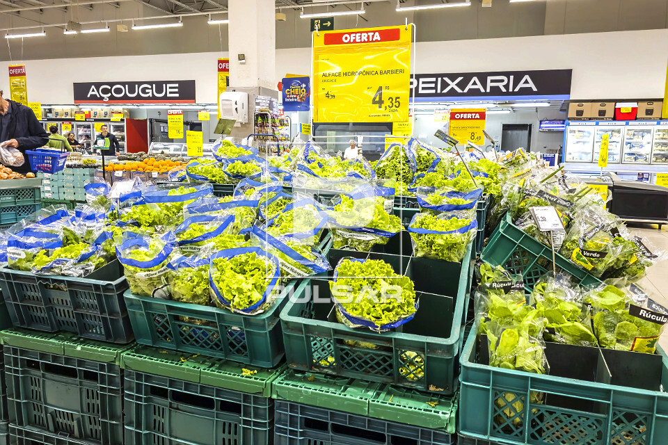 Placa de oferta para alface hidroponica no setor de hortifruti de supermercado