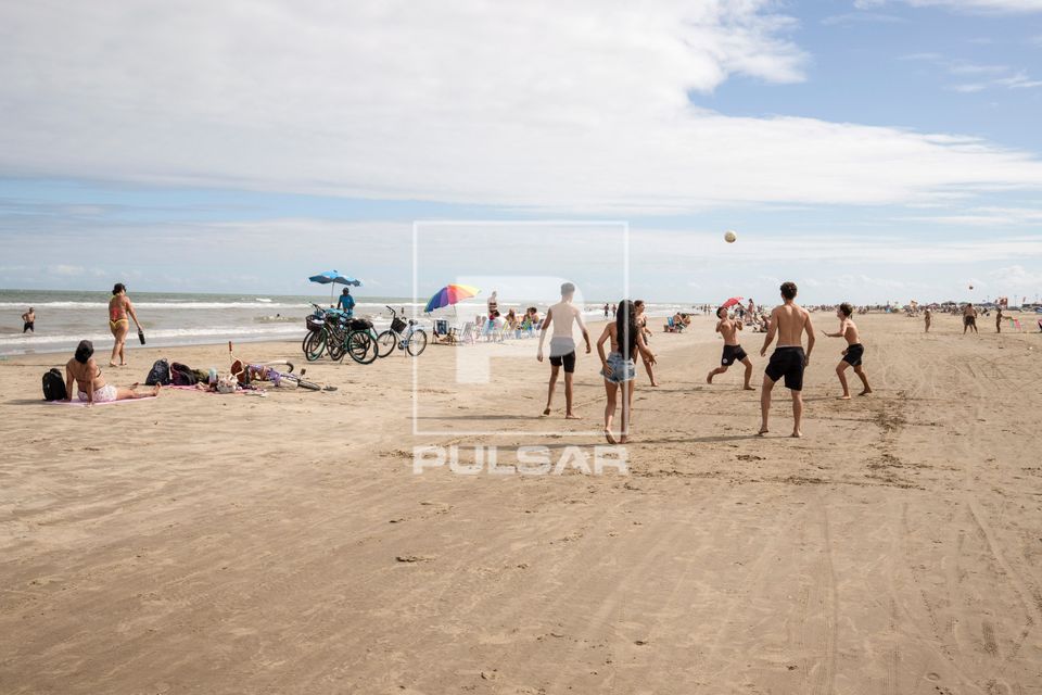 Pessoas brincando com bola na Praia do Cassino