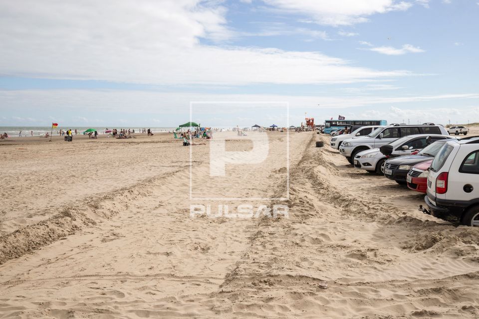 Carros estacionados na areia na Praia do Cassino