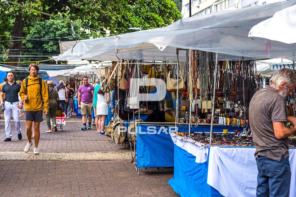 Feira Hippie de Ipanema no domingo - comércio de artesanato | Pulsar ...
