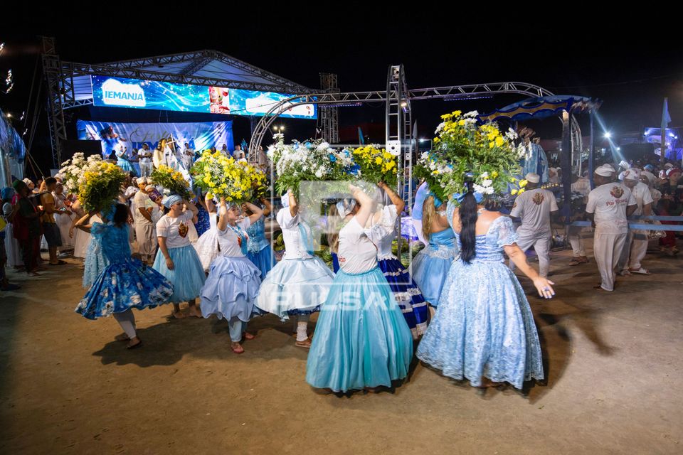 Grupos religiosos durante celebração no dia de Iemanjá