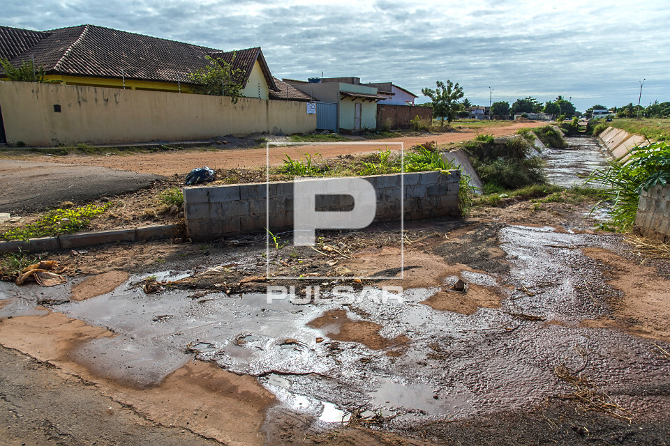 Rua residencial com rio seco canalizado - Rio dos Cachorros no bairro Loteamento Mimoso Doeste I
