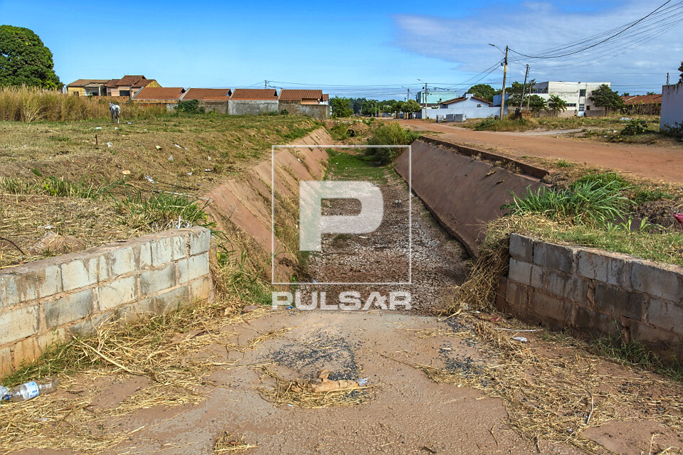 Rio dos Cachorros seco canalizado no bairro Loteamento Mimoso Doeste I