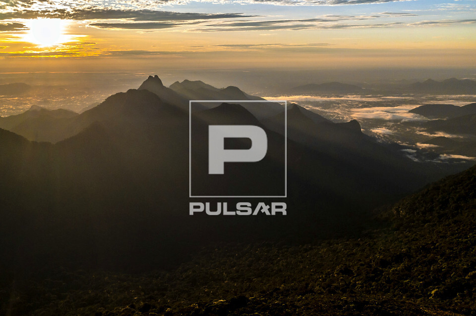 Vista de drone de montanhas na Serra do Imeri ao amanhecer - Parque Nacional do Pico da Neblina