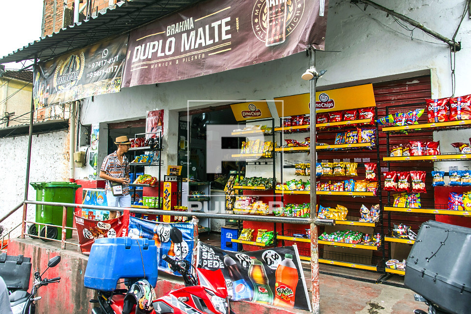 Mercado com salgadinhos na entrada - Comunidade Morro do Salgueiro - bairro Tijuca