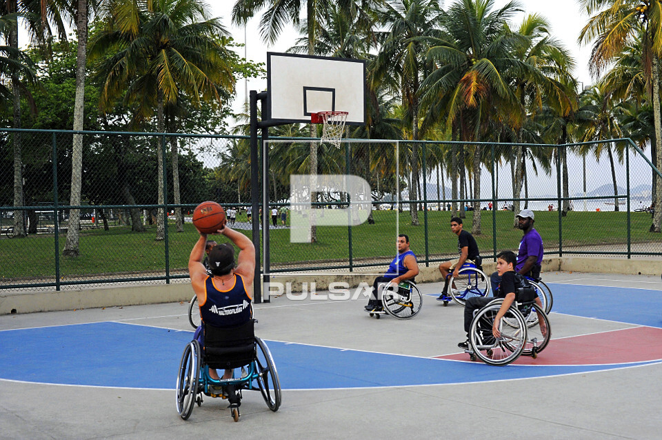Cadeirantes jogando basquete no Aterro do Flamengo 